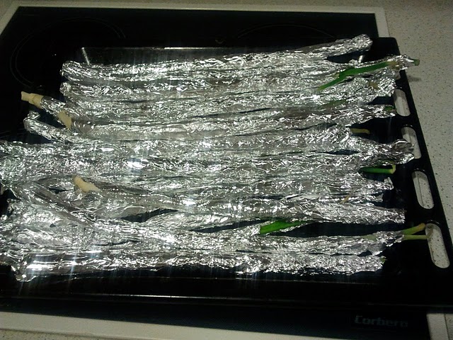 Calçots embolicats individualment amb paper d'alumini