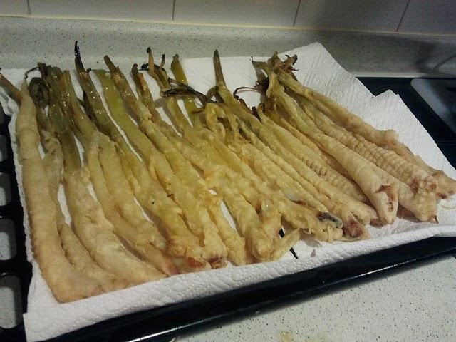 Banyar els calçots a la tempura abans de fregir-los