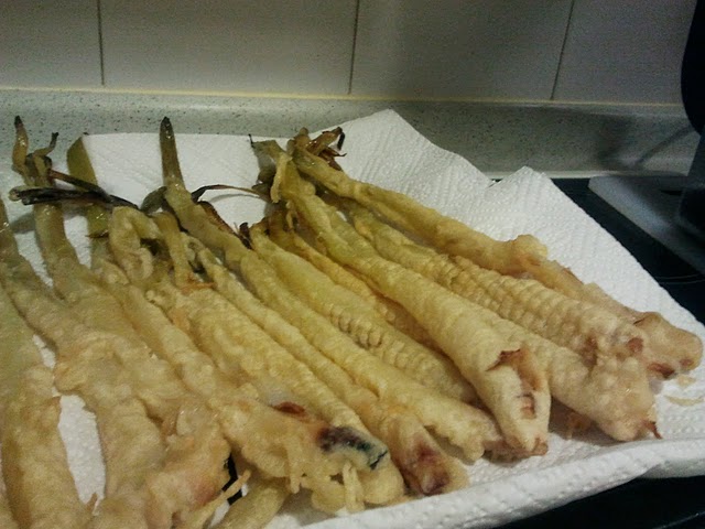 Calçots ja fregits amb la tempura ben daurada