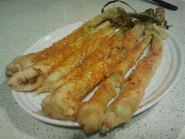 Pintant els calçots amb salvitxada amb un pinzell de silicona