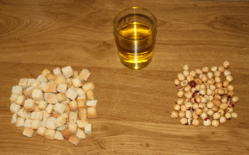 Pan, almendras y aceite a punto para hacer la salsa