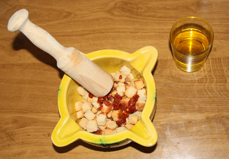 Pan, almendras y pulpa de ñora dentro del mortero
