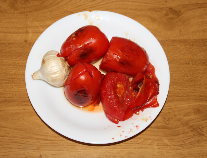 Tomates y ajo asados en el horno